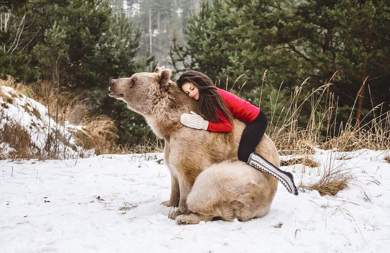Acrobacias Stephanie Millinger e o Urso