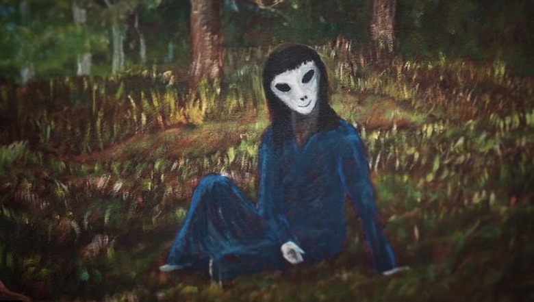 Um americano pinta imagens de encontros com alienígenas bonitos.