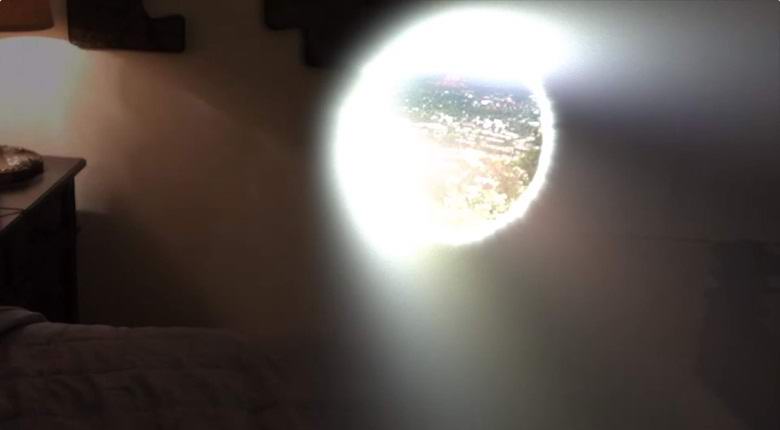 Um americano afirma ter aberto um portal espacial em seu quarto