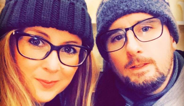Um casal inglês fotografado em um antigo castelo de um monge fantasmagórico