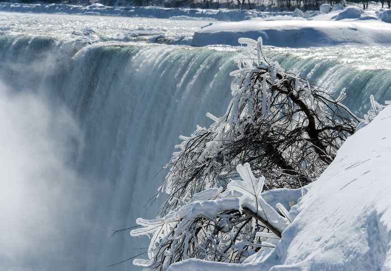 O frio anômalo transformou as Cataratas do Niágara em uma graciosa ilusão