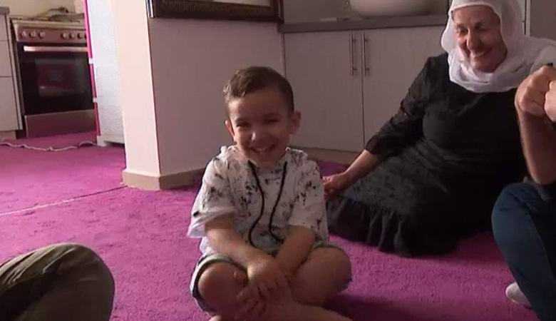 O garoto árabe de repente falou em inglês, nunca aprendendo
