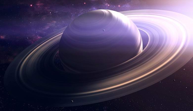 O astrônomo afirma que Saturno emite obscuro no espaço