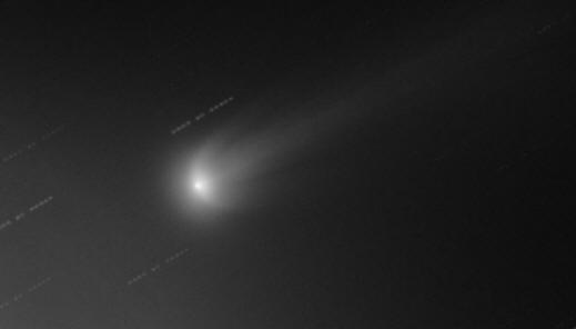 Cometa ISON com asas que se estendem desde o núcleo
