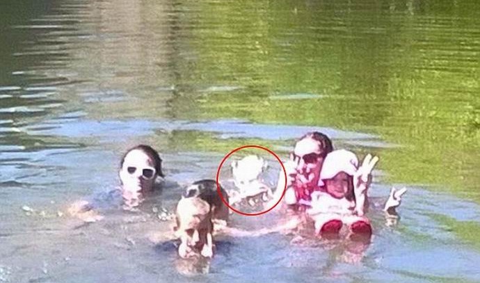 Uma família australiana de férias fotografou acidentalmente um fantasma