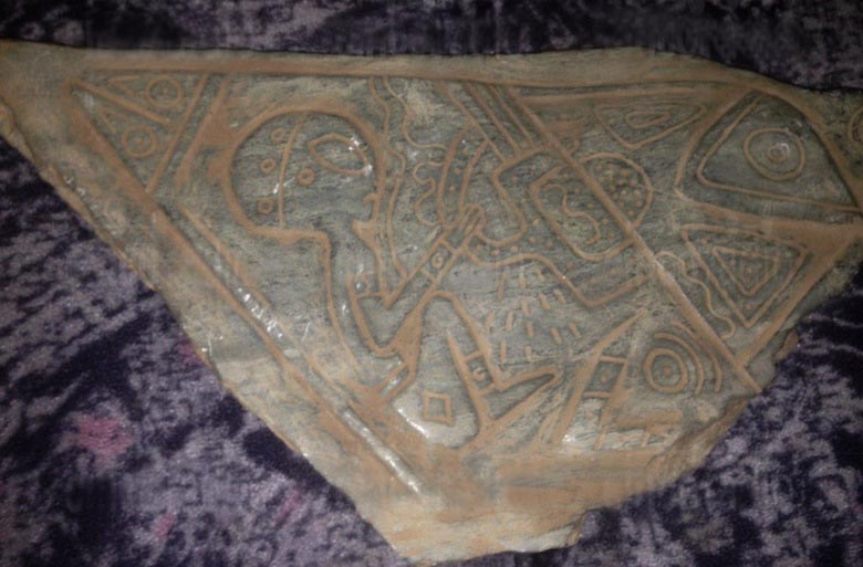 Baixo-relevos de uma caverna mexicana com imagens de alienígenas