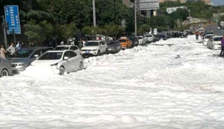 Espuma branca como a neve cobria uma rua de uma cidade chinesa