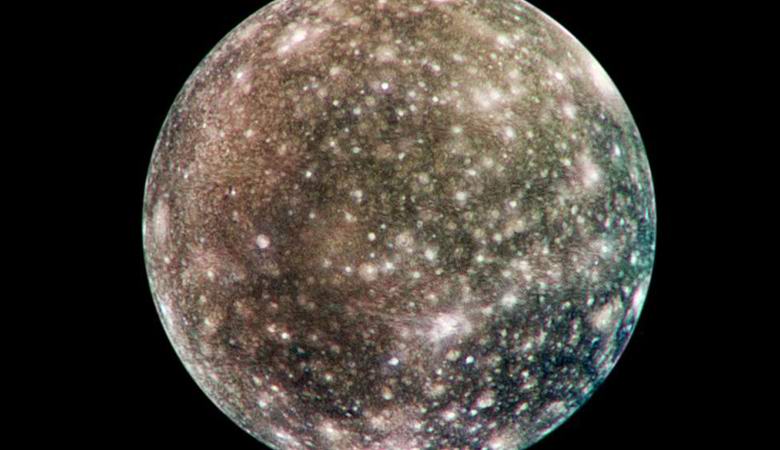 Uma cúpula preta brilhante encontrada na superfície do satélite de Júpiter