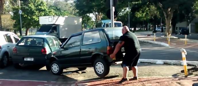 Homem forte brasileiro moveu um carro estacionado indevidamente