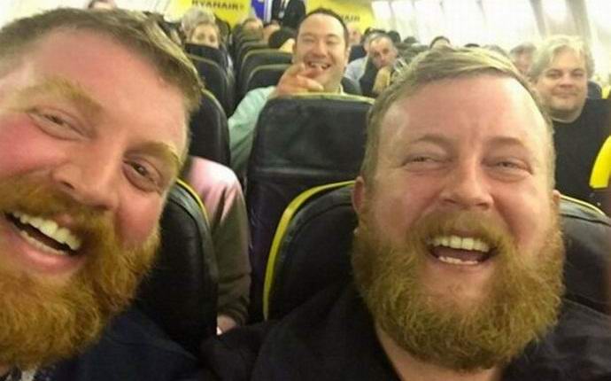 O britânico conheceu seu irmão gêmeo no avião