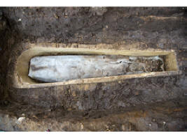 Arqueólogos britânicos removeram da terra um caixão misterioso em um caixão