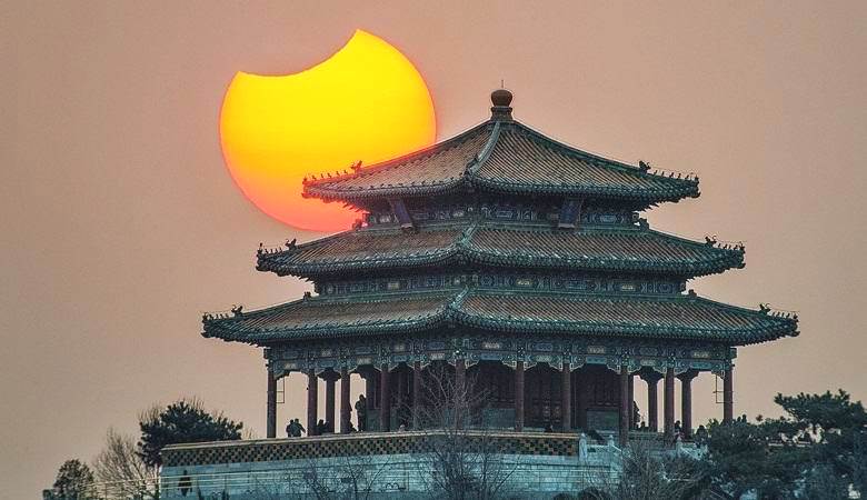 Eclipse solar parcial fotografado na China