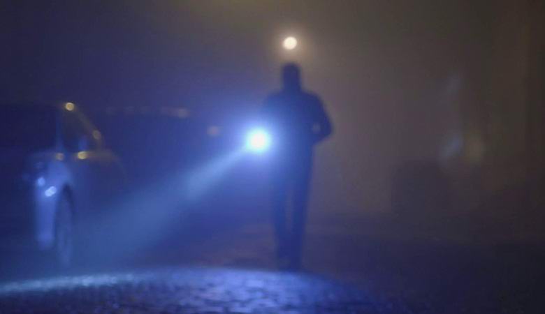 Um homem com uma lanterna desaparece inexplicavelmente em um vídeo misterioso