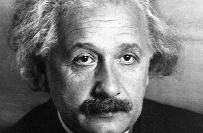 No que mais Einstein está interessado além da teoria da relatividade?