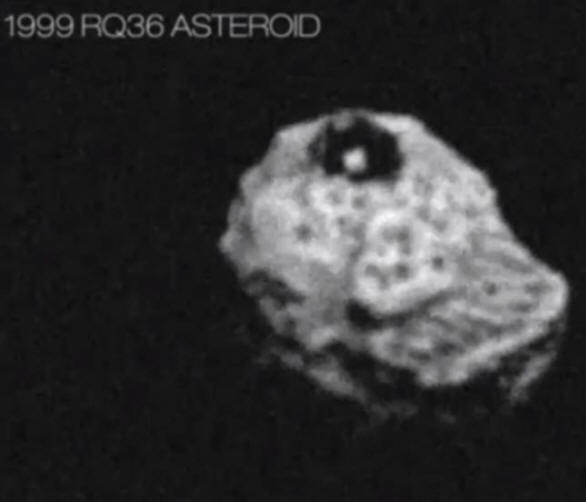 Pirâmide negra em um asteróide
