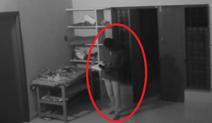 O diabo atacou um homem do armário