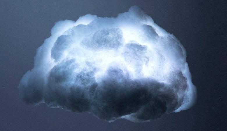 Milagres da natureza: uma pequena nuvem de tempestade pairando incrivelmente baixa acima da estrada