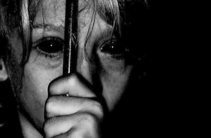 Crianças com olhos negros: é possível escapar delas?