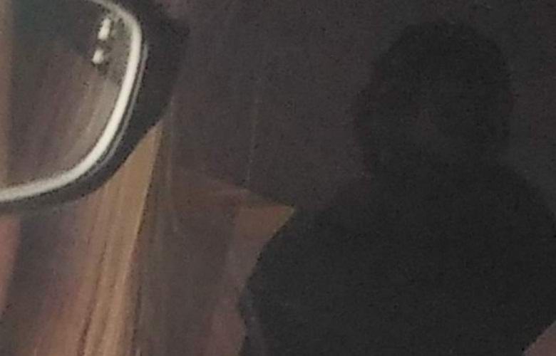 A garota tirou uma selfie com um fantasma terrível