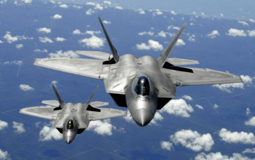 bigpreview_Dois Raptor F-22 de Treinamento em Educação Aéreo (AET) da Base da Força Aérea de Tyndall, voe na trilha atrás de um Stratotanker KC-135R