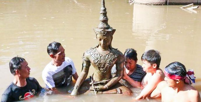 Uma antiga estátua de Buda encontrada de maneira mística