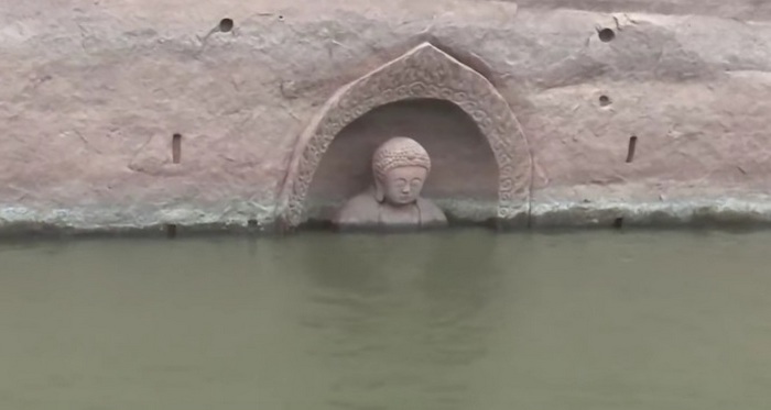 Uma estátua antiga de Buda apareceu de repente da água.