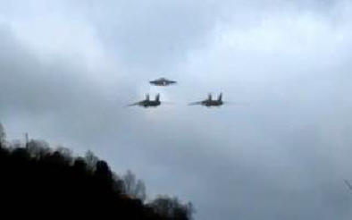 Dois aviões militares acompanham OVNIs, tiro de alta qualidade da Itália