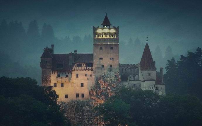 Duas pessoas de sorte comemoram o Halloween no castelo de Drácula