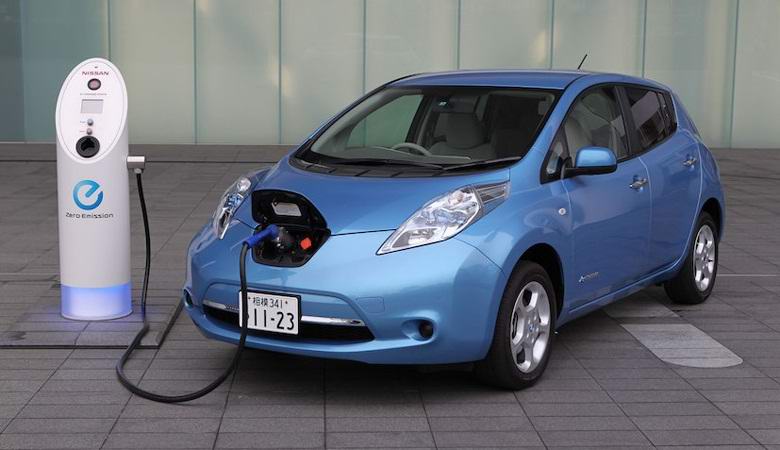 Carros elétricos se tornarão mais baratos que carros convencionais em três anos