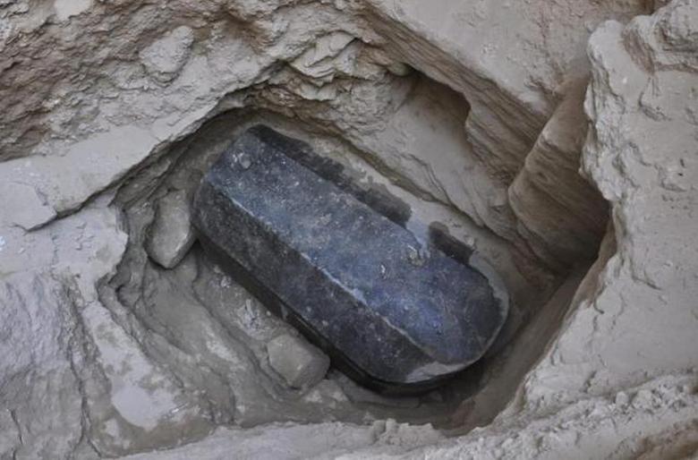 Outro sarcófago preto encontrado no Egito
