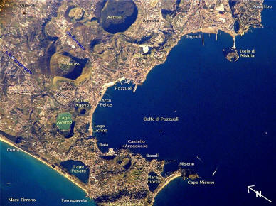 Arquivo: Pozzuoli NASA ISS004-E-5376 modificado names.jpg