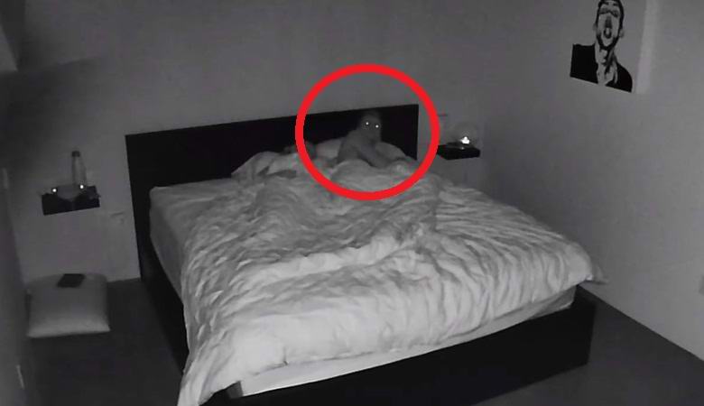 Se a pessoa adormecida está olhando para a câmera, algo está errado com ela.