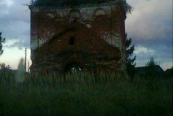 O fotógrafo fotografou o fantasma de uma garota no fundo da igreja velha