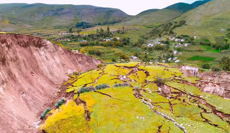 Rachaduras gigantes destruíram a cidade peruana