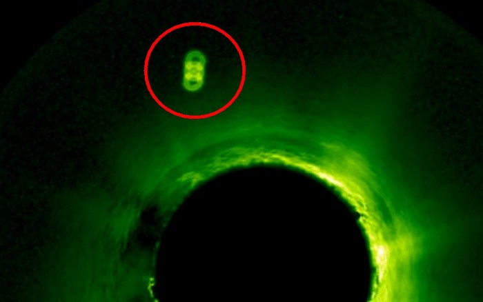 OVNI gigante colide com o sol