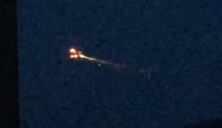 Um OVNI em chamas capturado no céu noturno