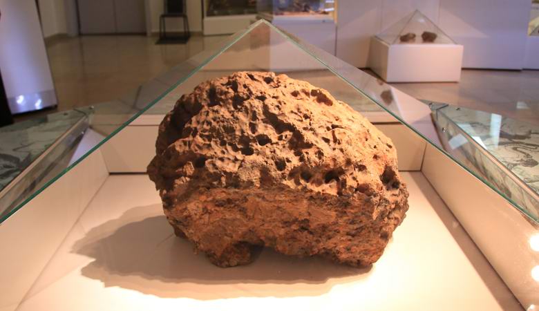 O fragmento do meteorito de Chelyabinsk armazenado no museu foi considerado perigoso