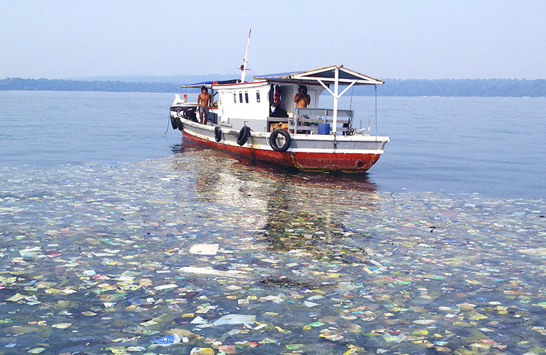 Pescadores indianos transformam plástico oceânico em grandes estradas