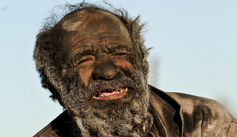 Vagabundo iraniano não é lavado há 60 anos