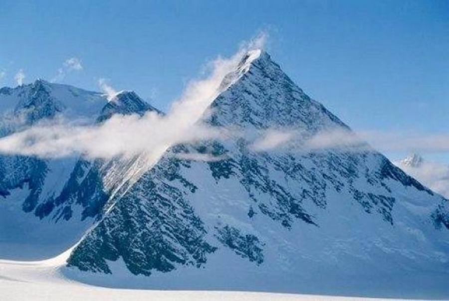 O pesquisador encontrou uma pirâmide sob o gelo da Antártica