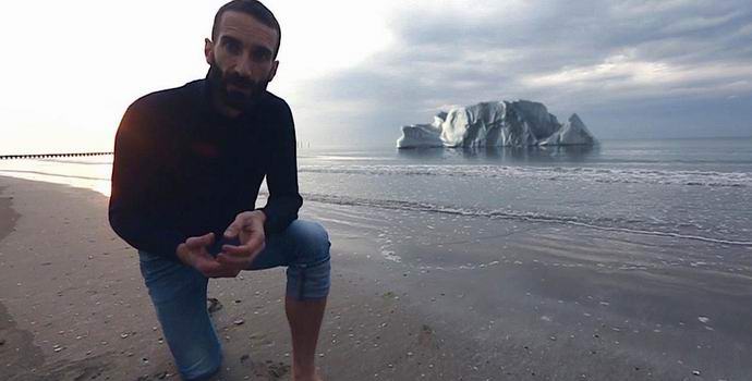 O italiano viverá em um iceberg derretendo por um ano