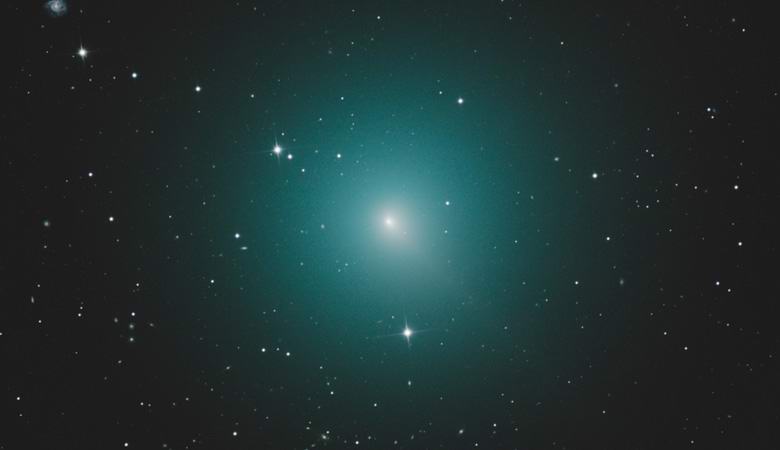 Um cometa esverdeado se move em direção à Terra, que já é visível a olho nu