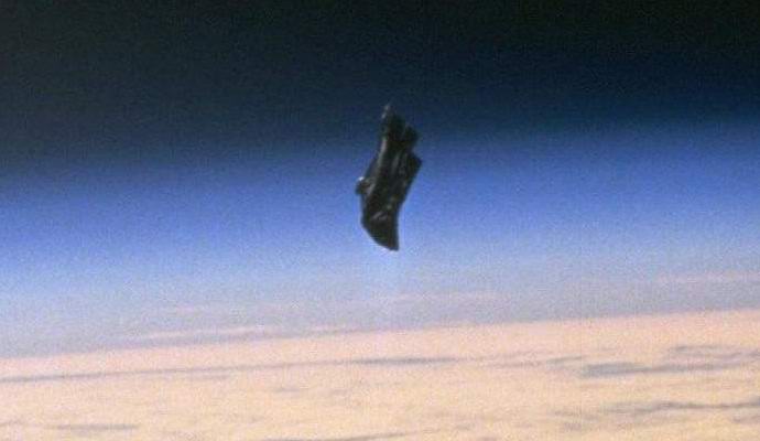 A câmera da ISS disparou em um satélite antigo