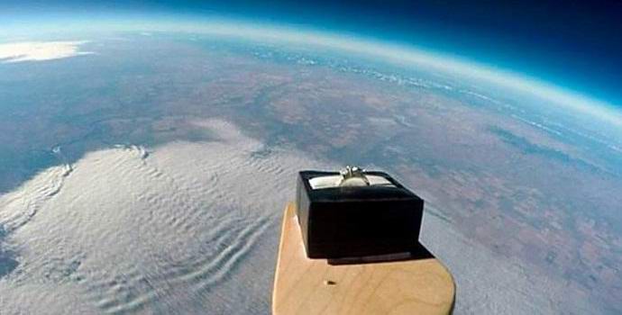 O canadense enviou um anel de noivado para o espaço