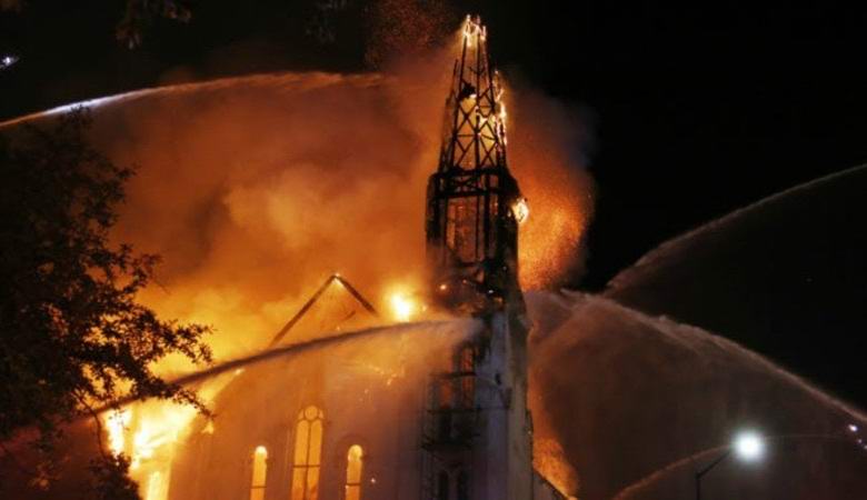 A pintura com Jesus Cristo sobreviveu milagrosamente ao fogo em um grande incêndio