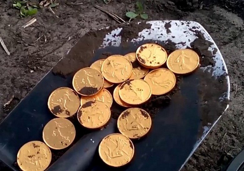Um tesouro de moedas de ouro descoberto na Geórgia durante um funeral