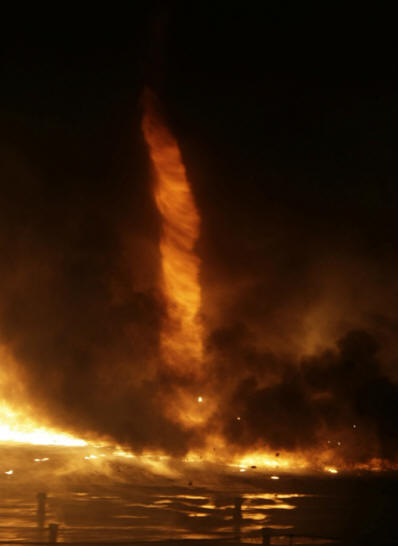 Foto legal: foto de um tornado de incêndio explodiu a Internet