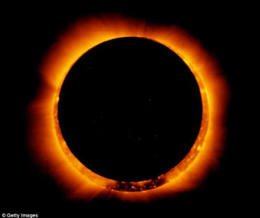 Os pontos do sol são vistos quando a lua se move para uma posição de eclipse total vista nos EUA em maio: o final do verão verá o Sol atingir o ponto máximo de seu ciclo de 11 anos, resultando em um aumento dessa atividade