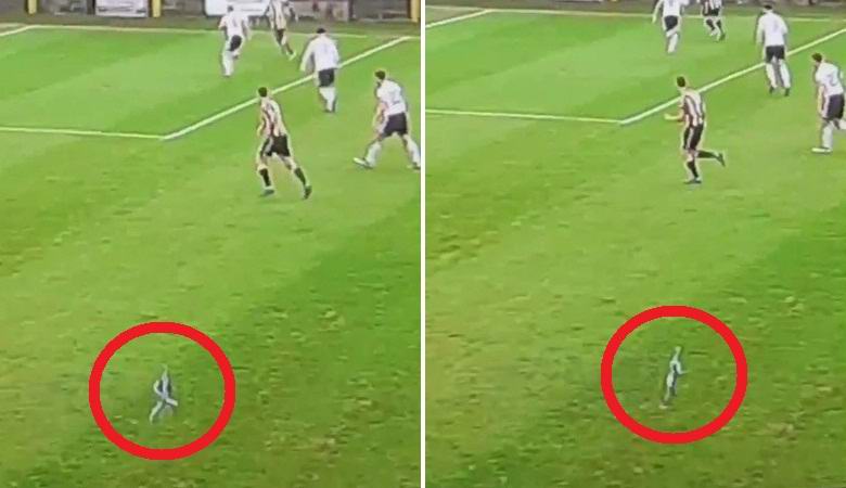 Um homenzinho minúsculo atravessou um campo durante uma partida de futebol