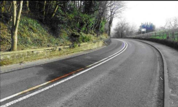 Uma mancha de sangue apareceu em uma estrada em Staffordshire, Reino Unido.